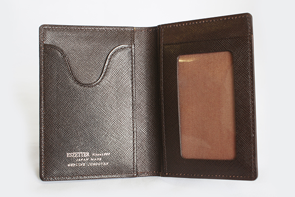 コードバン　メンズ パスケース 内側 カードが取り出しやすい形状のポケットとクリアータイプポケット