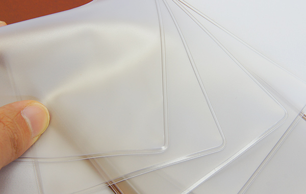 カーフ　16枚カード入れ カード収納には丈夫な素材を使用