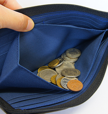 印伝　薄型長財布 内側のセンターポケットにはコインを入れます。