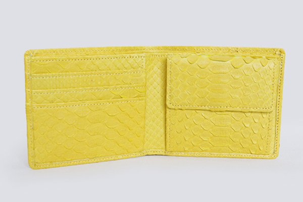 ダイヤモンドパイソン　イエロー 二つ折り財布 内側にも上質な蛇革