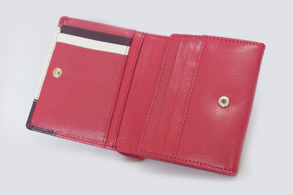 バイカラープラスワン　ボックス二つ折り財布 内側・カードは6枚収納可能